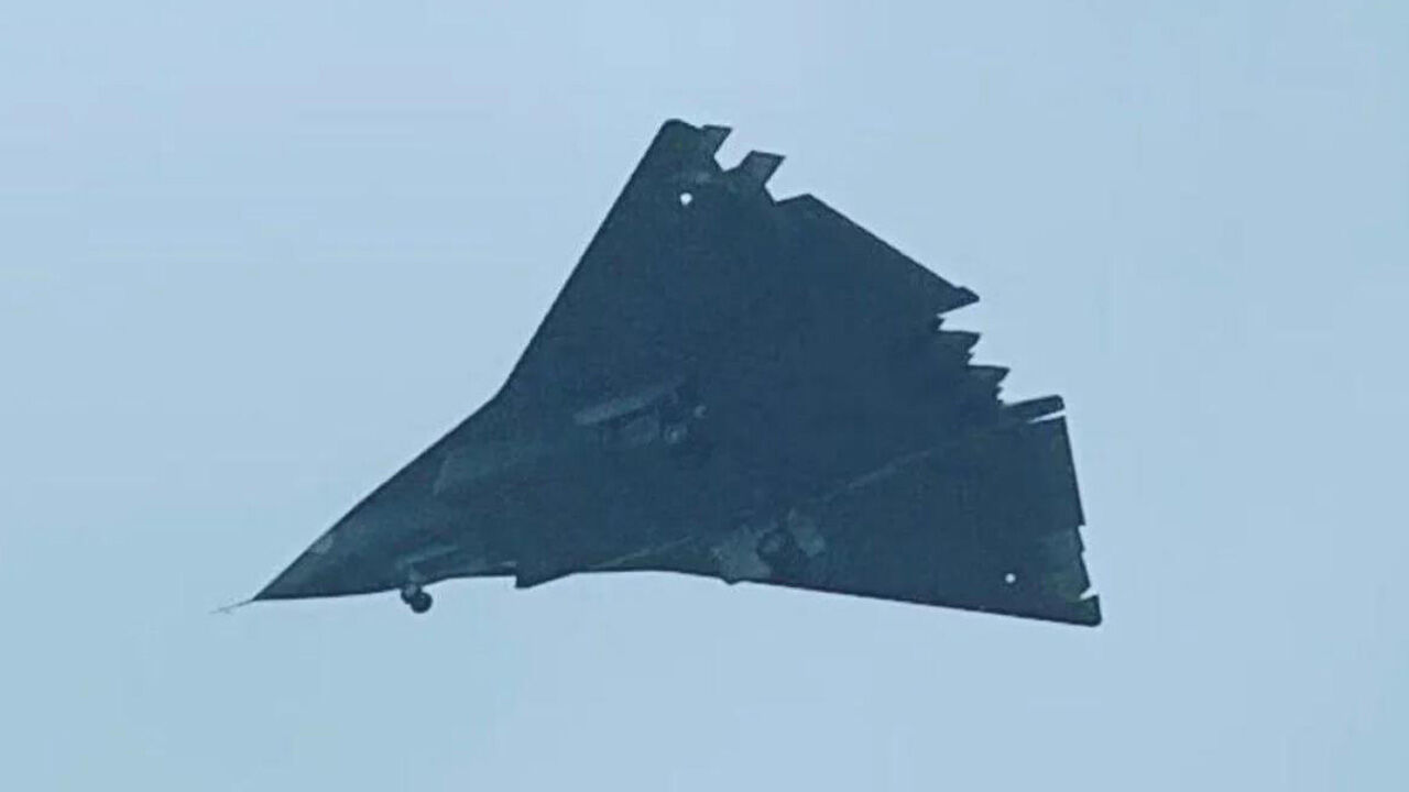 중국, 또 슬며시 J-36 공개…미국에 공중전 우위 가능성도 시사