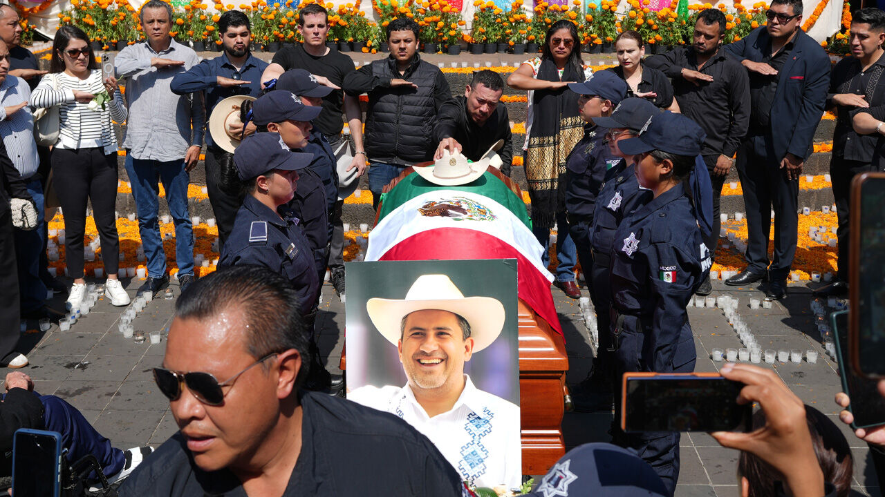 '마약 카르텔' 맞선 멕시코 시장, 광장서 총격 받고 숨져