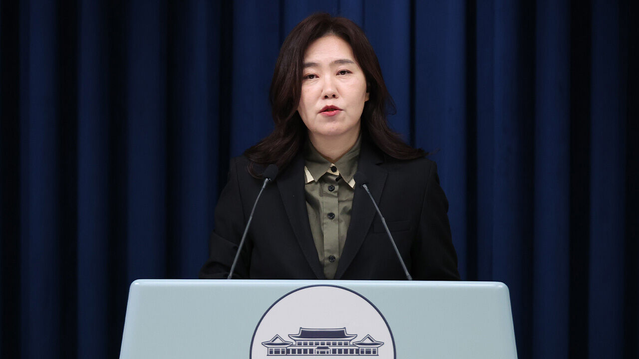 강유정 대변인이 3일 용산 대통령실 기자회견장에서 경제사회노동위원회 위원장 등 인사 관련 브리핑을 하고 있다. (사진=연합뉴스)