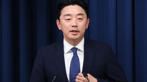 강훈식 비서실장 "재판중지법 불필요…사법개혁안서 제외 요청"