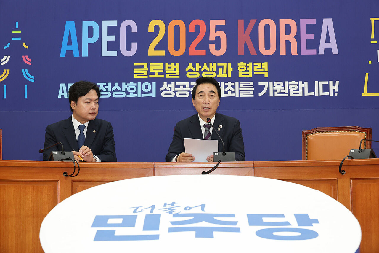 박수현 민주당 수석대변인 (우측, 어제 기자간담회)