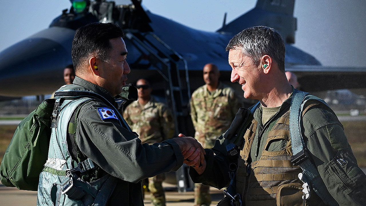 한미 합참의장, 전투기 타고 연합 편대비행 지휘