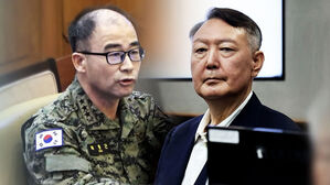 "한동훈 쏴 죽이겠다 말해" 폭로에…윤, 어색한 웃음만