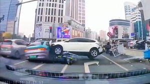 가드레일 뚫고 나와 '쾅'…도심 한복판서 벌어졌다