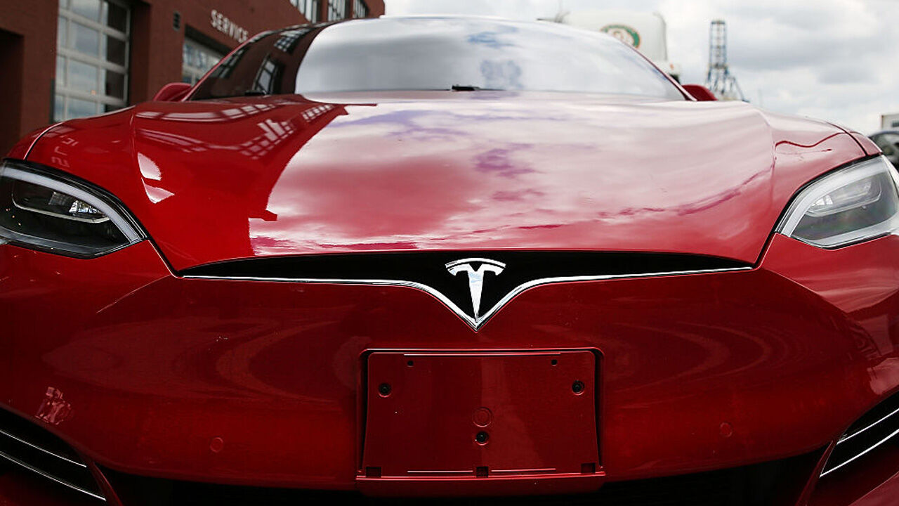 "불타는 테슬라 차안에서 문 못열어 사망"…미국서 유족 소송