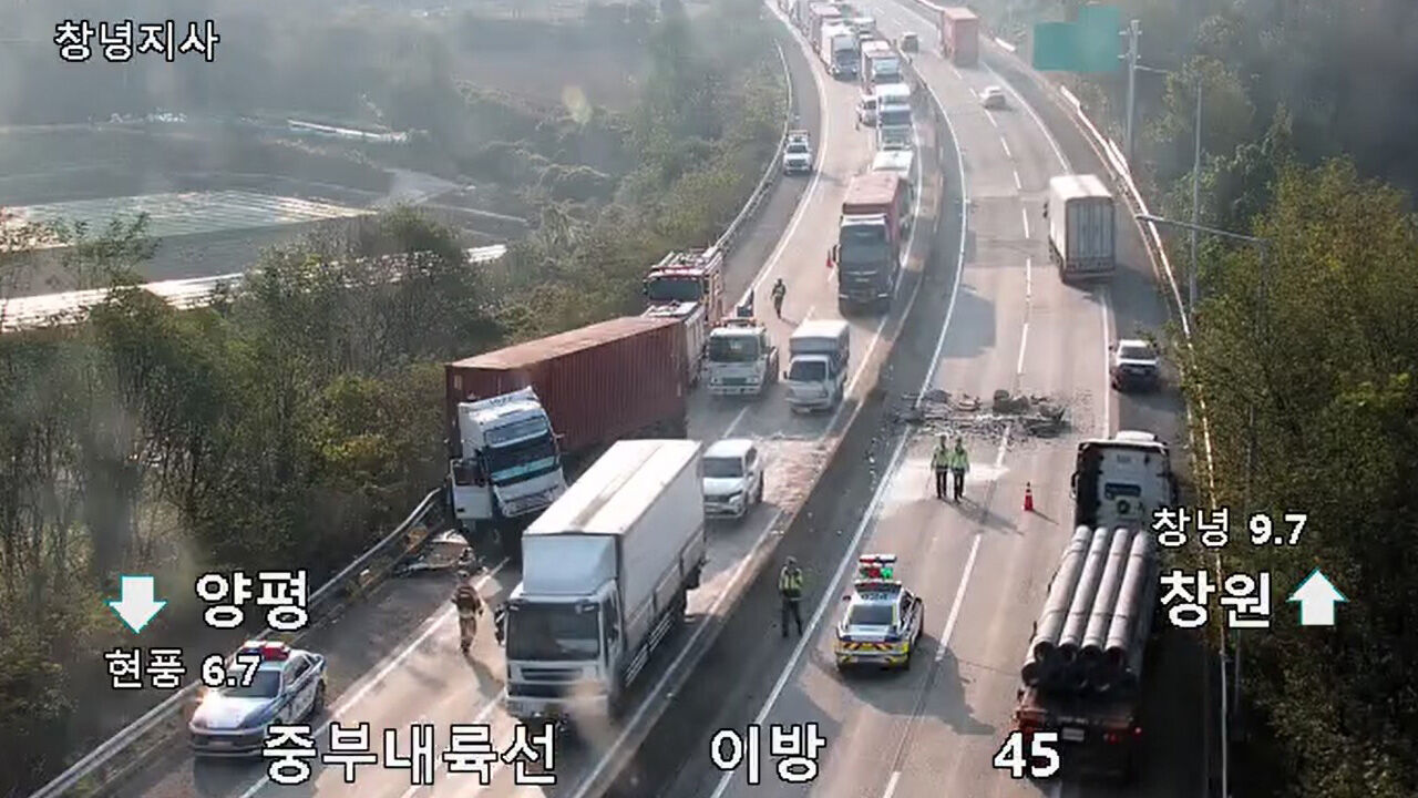 창녕 중부내륙고속도서 트레일러가 중앙분리대 '쾅'…정체 극심