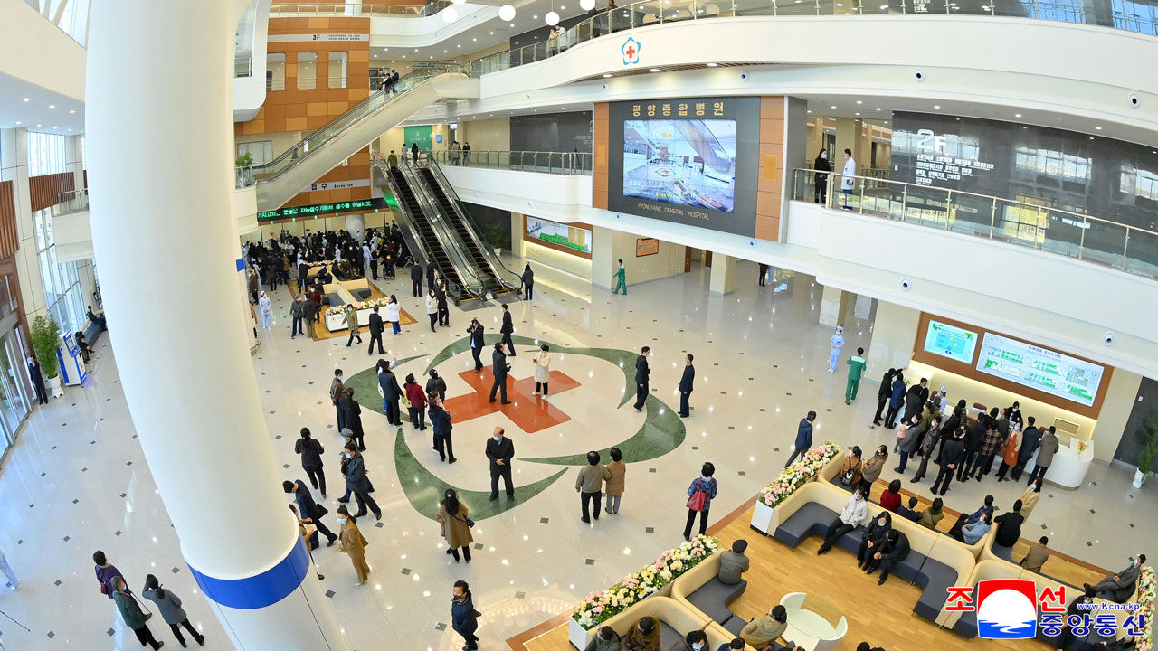 북, 평양종합병원 착공 5년 반 만에 개원…"세계 일류급"