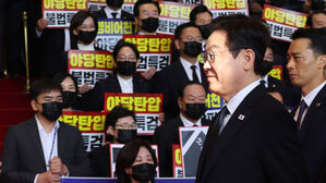 'APEC 성공' 잔칫집 분위기 '후끈'…밖에선 검은 마스크로 "규탄한다"