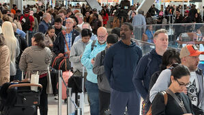셧다운에 미 공항 마비우려↑…교통장관 "전 공역 닫아야 할 수도"