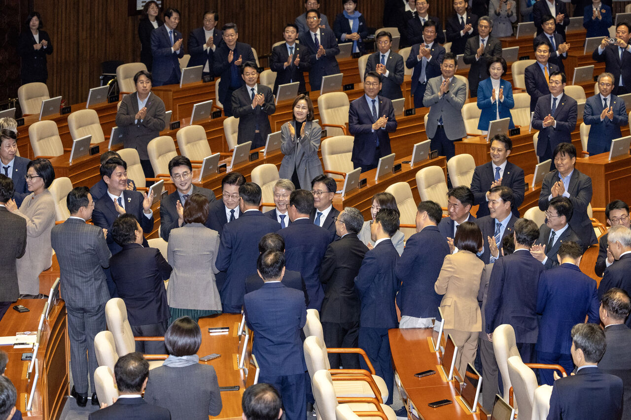이재명 대통령, 박수와 환호 속 국회 본회의장 입장 (오늘)
