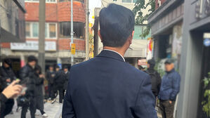 "살려달라" 피 흘리는 여성…뒤쫓던 범인 제압한 양복남