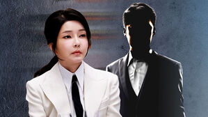 [단독] '판도라 폰' 속 의문의 남성…"건진법사 첫 소개"