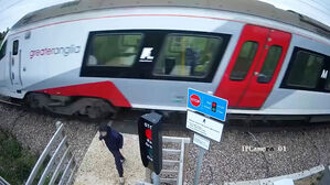 열차 치이기 직전 '후다닥'…SNS 챌린지에 "제발 그만"