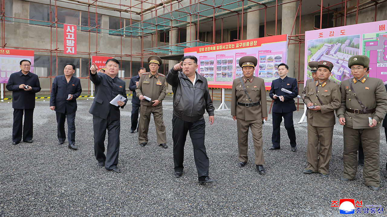 김정은, 학용품 공장 등 시찰…공사 지연 질책