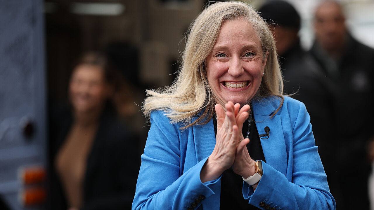 '트럼프 민심 풍향계' 미 버지니아 주지사 민주당이 탈환