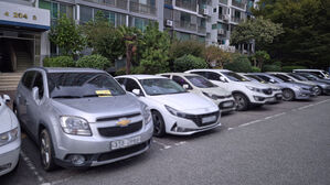 아파트 주차장 점령해놓고…딱지 붙이자 "나 공무원인데"