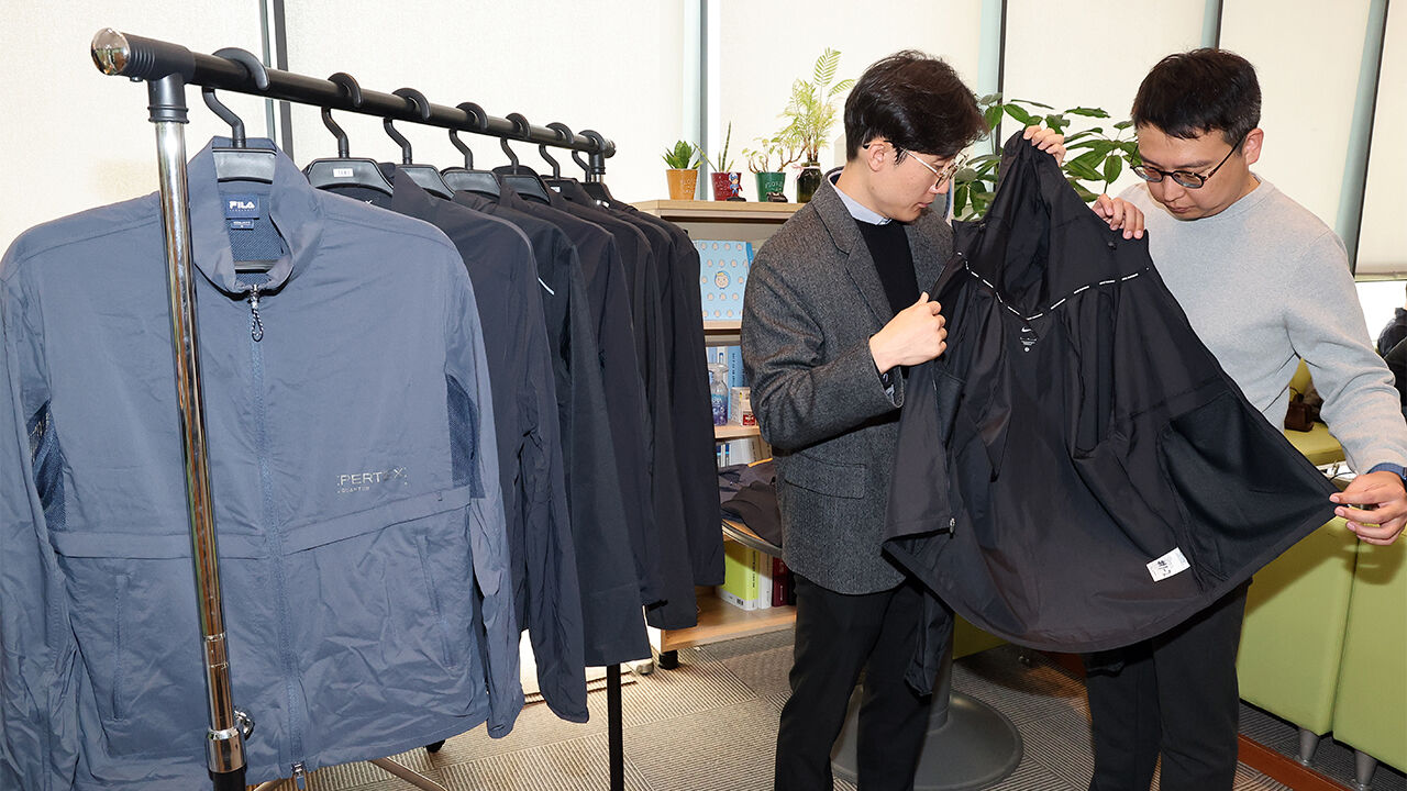 비 와도 괜찮다더니…러닝 재킷 절반, 세탁 후 발수성 '뚝'