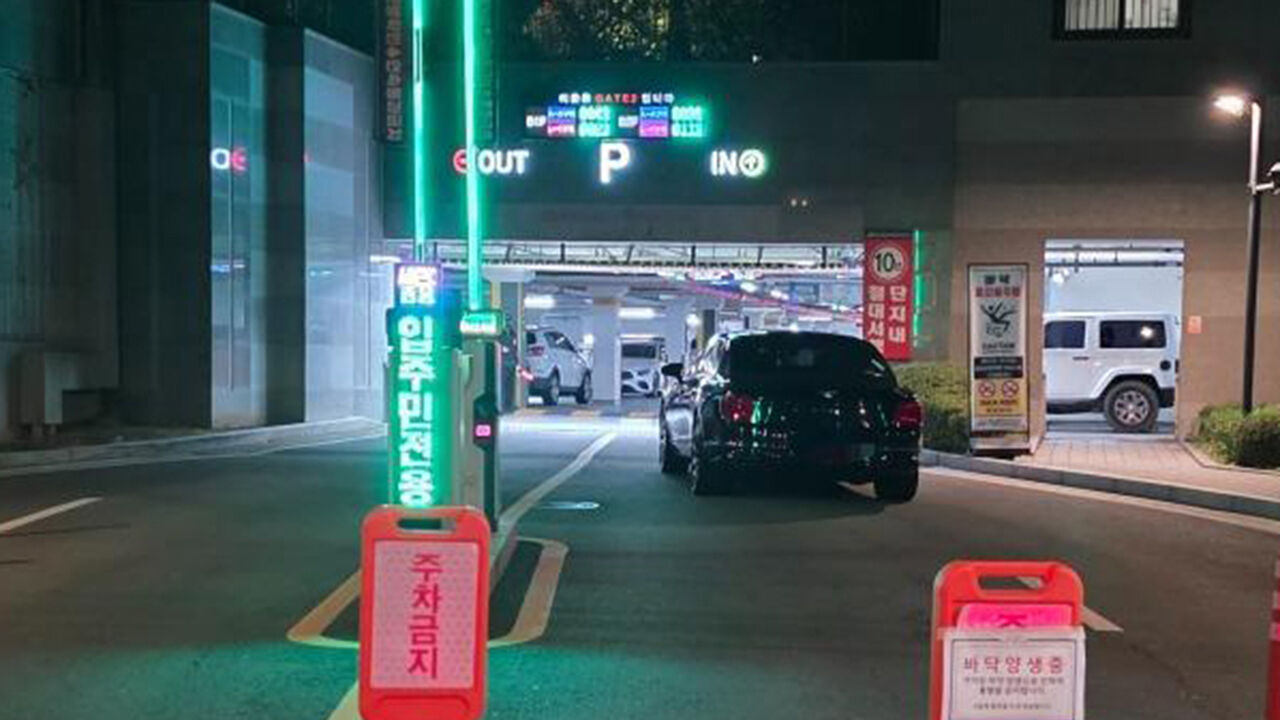 아파트 주차장 벤틀리 발칵…"경비원에게 불만" 무슨 일