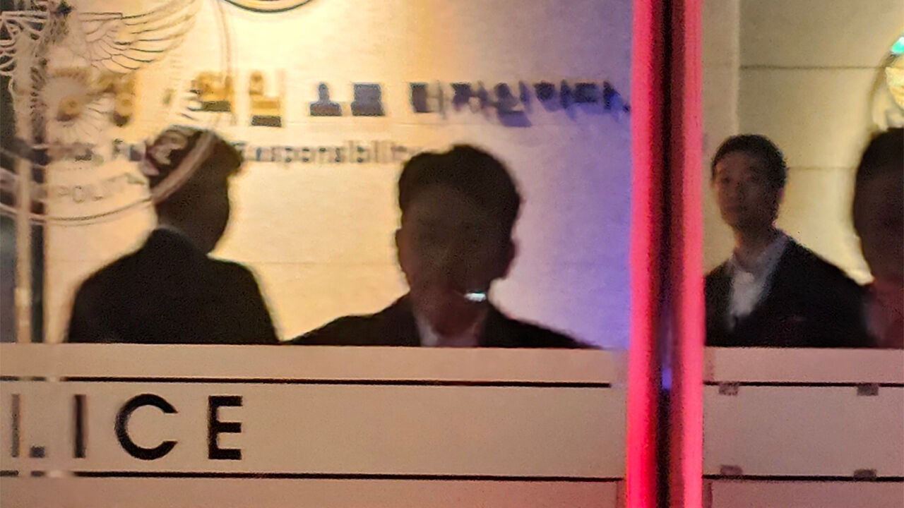 방시혁 13시간 동안 3차 조사받고 귀가…질문엔 묵묵부답