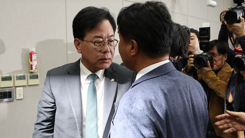 대통령실 국감, 시작부터 파행…여야 '배치기' 충돌도