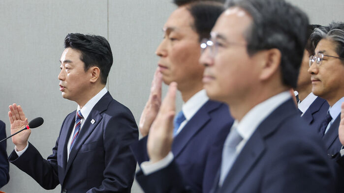 강훈식 대통령 비서실장이 6일 서울 여의도 국회에서 열린 운영위원회의 대통령비서실과 국가안보실, 대통령경호처 등에 대한 국정감사에서 증인선서를 하고 있다. (사진=연합뉴스)
