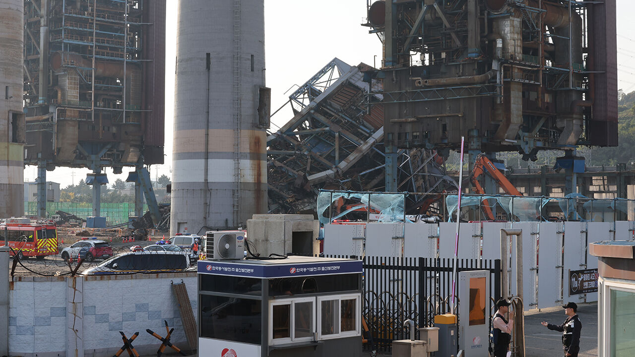 [속보] 소방당국, 울산화력발전 붕괴 현장서 매몰자 2명 발견…구조 중