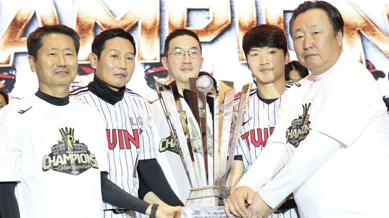 구광모 LG 회장, 한국시리즈 MVP 김현수에게 고급 시계 선물