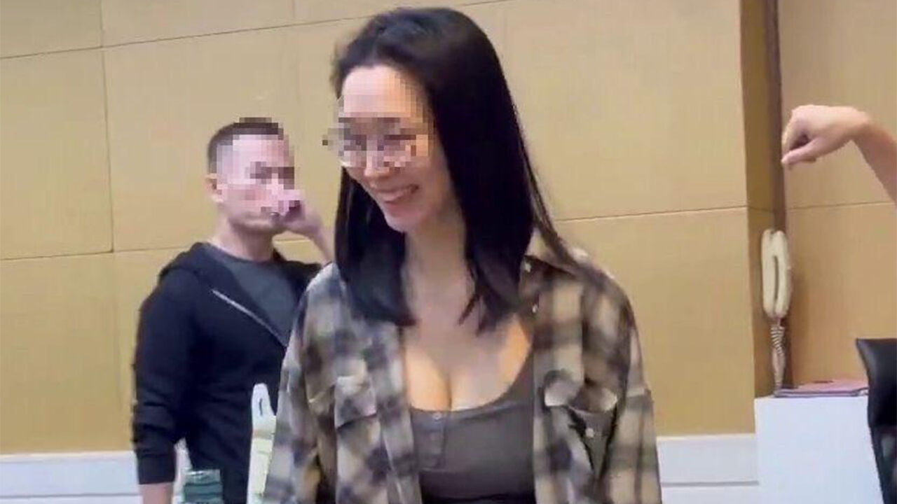 방끗 웃으며 석방된 비서…"보석금 겨우?" 분노 부른 사진