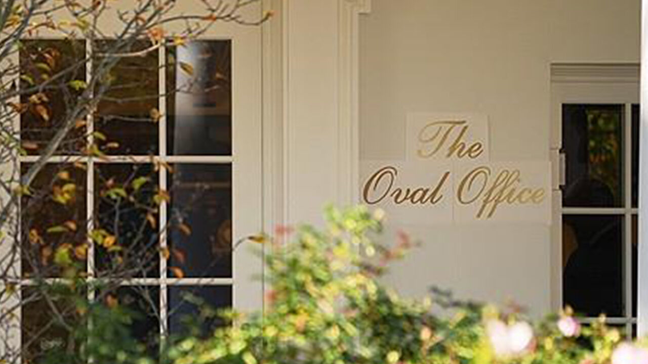 '황금 사랑' 트럼프, 집무실 입구 외벽에 황금색 안내판