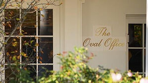 '황금 사랑' 트럼프, 집무실 입구 외벽에 황금색 안내판