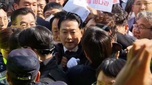 "자격 없다" 막아선 시민단체…5·18 묘지서 단추 뜯겼다