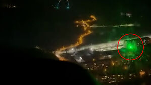 항공기로 녹색 레이저 '번쩍'…9살의 위험천만 장난