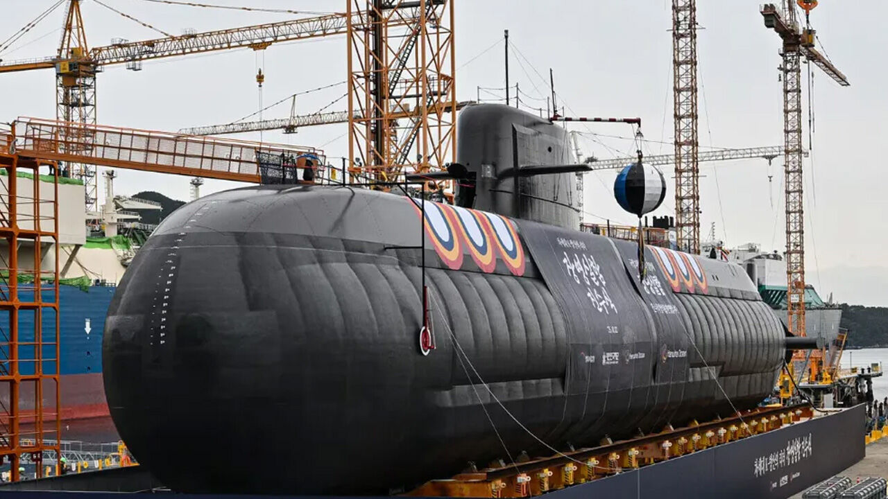 최근 진수된 3천6백 톤급 잠수함 장영실함