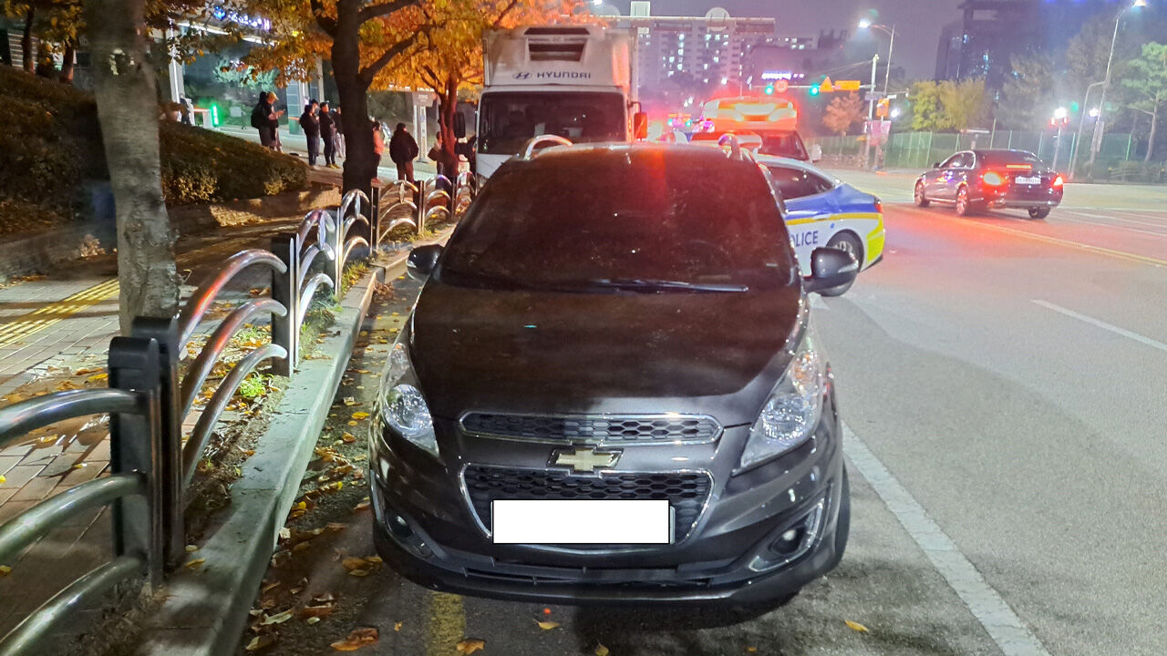 횡단보도서 차에 깔린 어린이…시민들이 힘 합쳐 구조