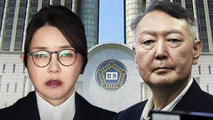 윤 부부 동시 재판…"목걸이 착용 여부, DNA 감정"