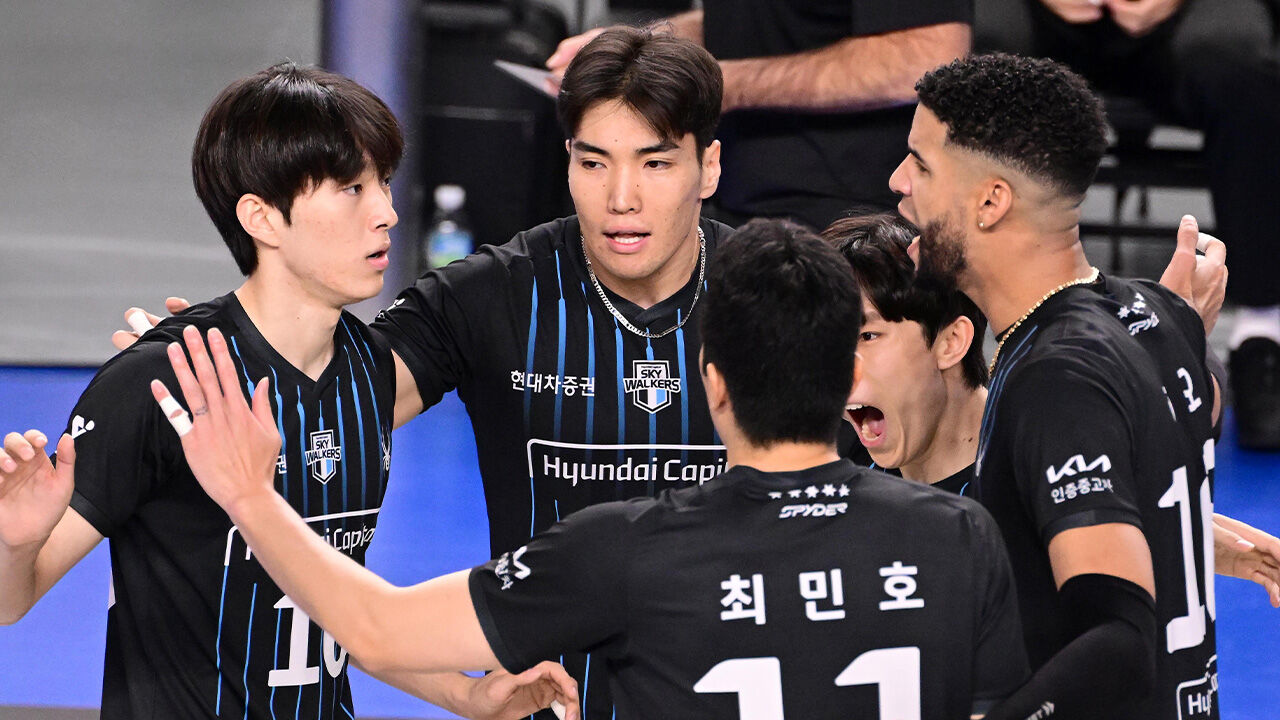 '레오·신호진·허수봉 46점' 현대, 우리카드 꺾고 선두 탈환