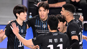 '레오&middot;신호진&middot;허수봉 46점' 현대, 우리카드 꺾고 선두 탈환