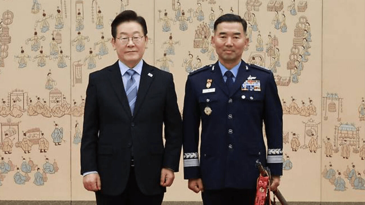 지난 9월 2일 삼정검 수치 수여식 후 기념촬영을 하는 이재명 대통령과 진영승 합참의장