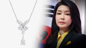 "목걸이 착용한 적 없어"…문자 공개되자 "어지러워"