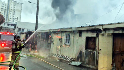 청주 나란히 붙어있던 주택-동물병원-카센터 화재…1명 부상