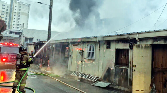 청주 나란히 붙어있던 주택-동물병원-카센터 화재…1명 부상