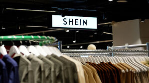 우르르 몰려와 "너희 명품 아니잖아"…백화점에 무장 경찰까지