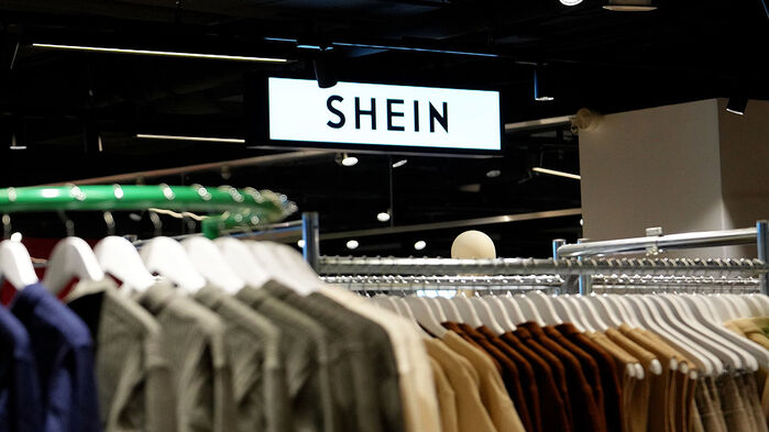 "명품 아냐, 당장 나가라"…백화점에 무장 경찰까지