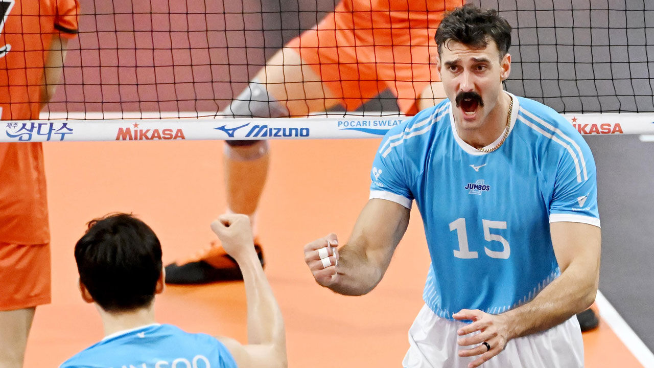 '러셀 34점' 대한항공, OK 부산 개막전서 완승으로 선두 도약