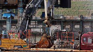 팔 낀채 진통제로 버티다…붕괴 직후 발견됐는데 결국