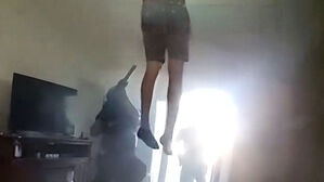 운 나쁜 도둑?… 천장에 사람 다리가 '대롱대롱'