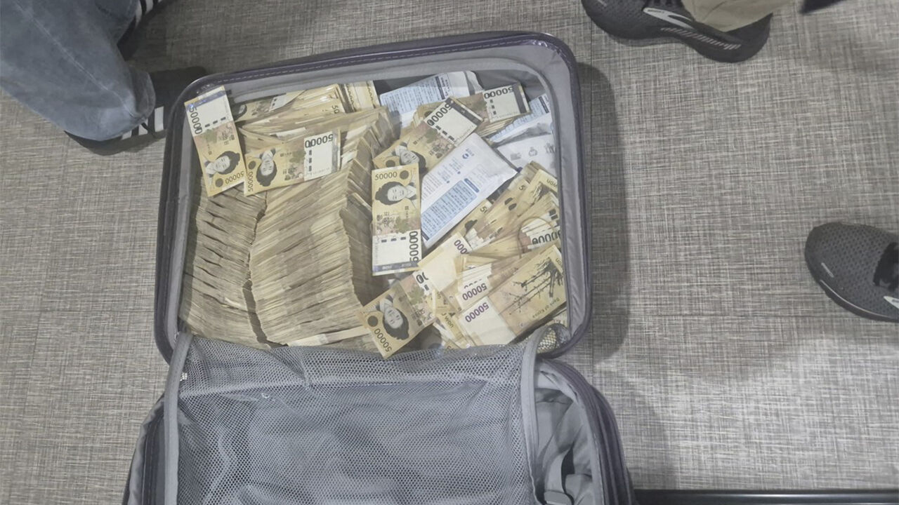 캐리어에 숨겨진 현금다발 (사진=국세청 제공, 연합뉴스)