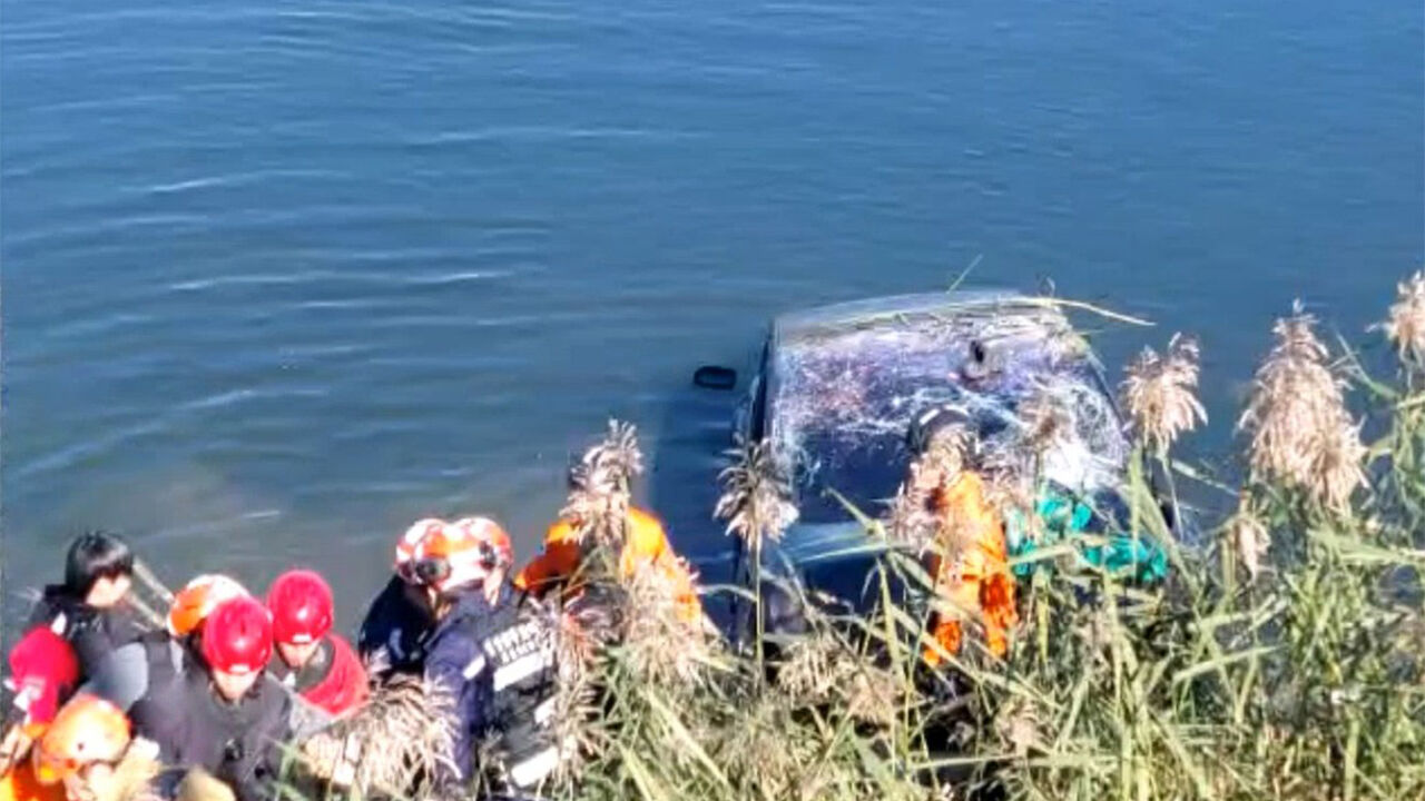 동부간선도로 달리던 테슬라 중랑천으로 추락…2명 경상