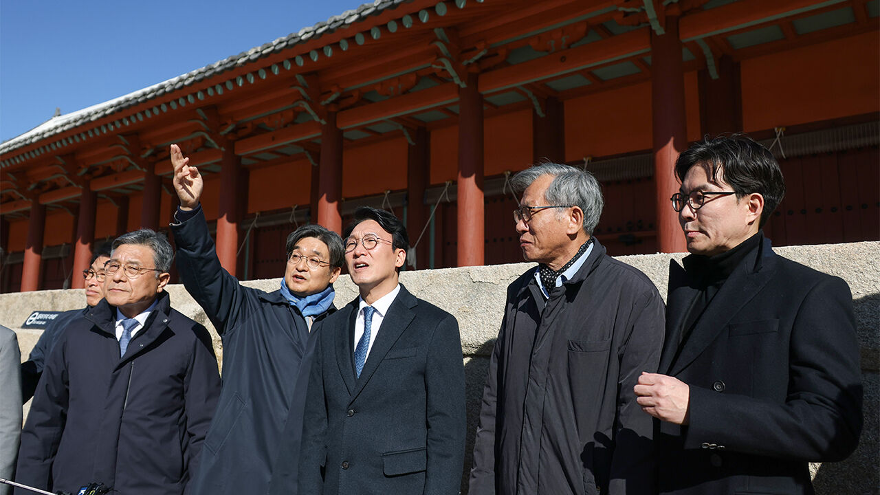 김민석 국무총리(가운데)가 10일 서울시의 종묘 앞 고층건물 허용과 관련해 허민 국가유산청장(오른쪽), 유홍준 국립중앙박물관장 등과 함께 종로구 종묘를 방문, 외부 조망을 점검하고 (사진=연합뉴스)