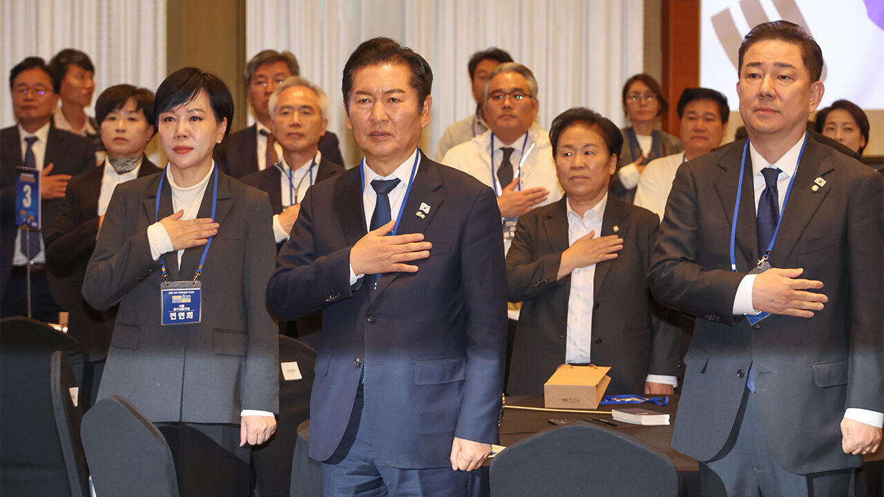더불어민주당 정청래 대표와 김병기 원내대표가 10일 경기 광주시 곤지암리조트에서 열린 '2025 전국지역위원장 워크숍'에서 지역위원장 등 참석자들과 함께 국기에 경례하고 있다. (사진=연합뉴스)
